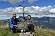 60 Alla croce di vetta dello Zucco Barbesino piacevole incontro con l'amico Alessio che rientra dallo Zuccone Campelli